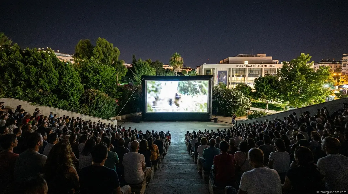 10. İzmir Uluslararası Edebiyat Festivali Şehre Şifa Oldu