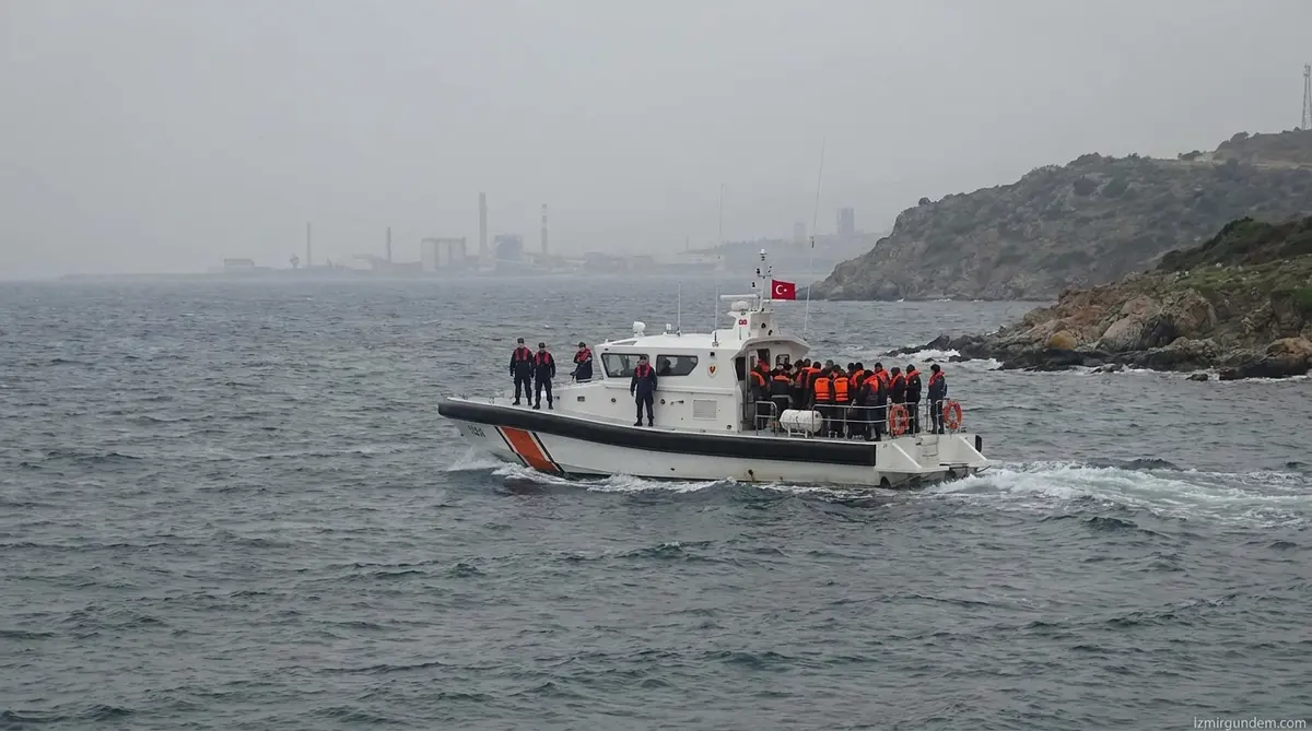 Aliağa Açıklarında Göçmen Operasyonu: 15 Kişi Yakalandı