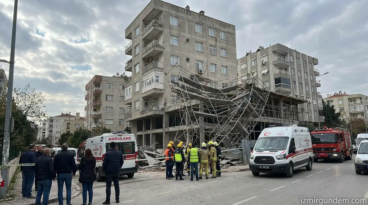Balçova'da İnşaat İskelesi Çöktü: 3 Kardeş İşçi Yaralandı