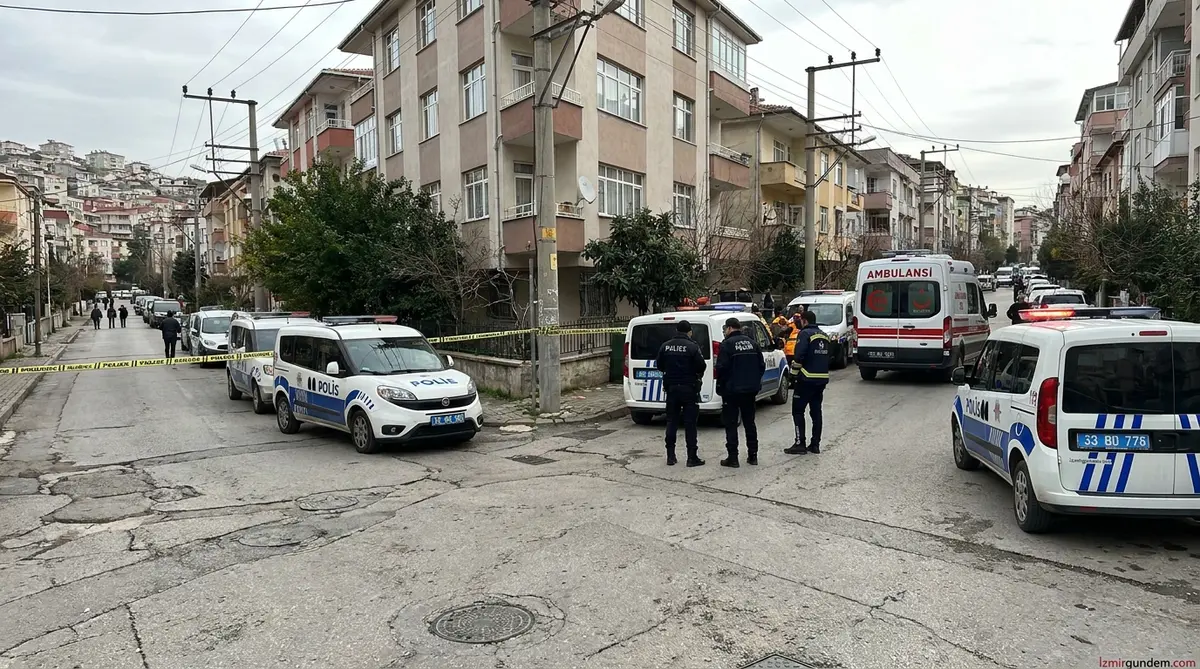 Bayraklı Çay Mahallesi'nde Baba Dehşeti: 33 Yaşındaki Oğlunu Öldürdü