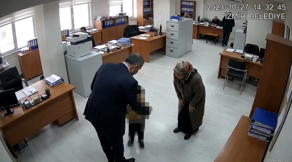 Bornova Muhtarı Mehmet Canbolat 3 Yaşındaki Çocuğu Kurtardı
