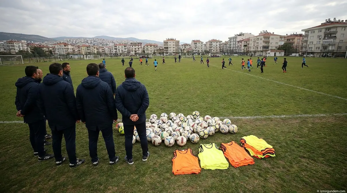 Buca Belediyesi Amatör Kulüplere Futbol Topu ve Yelek Dağıttı