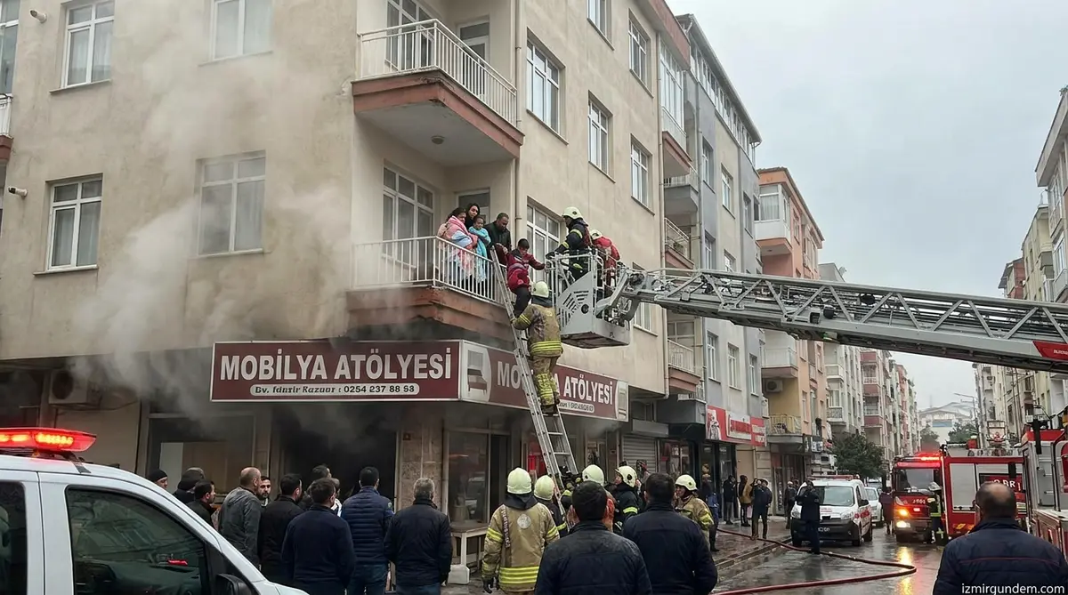 Buca'da Mobilya Atölyesi Yangını: 4 Kişilik Aile Kurtarıldı