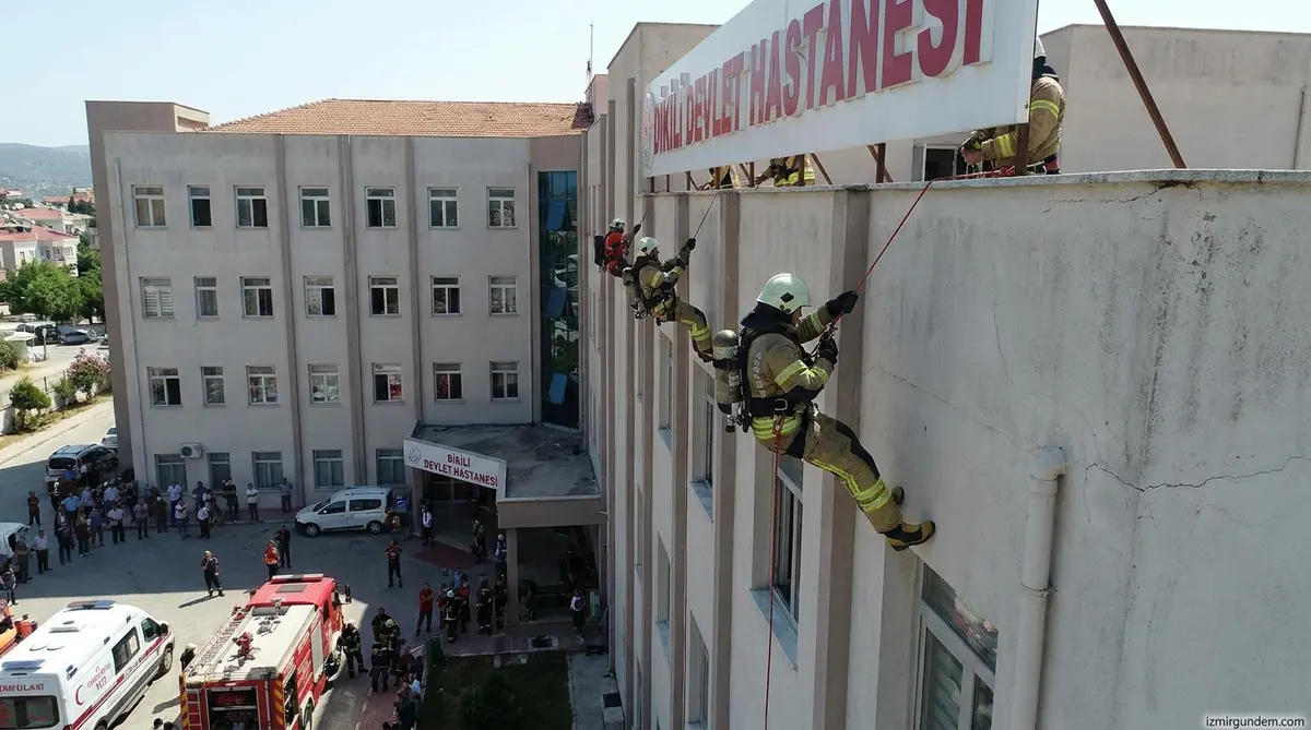 Dikili Devlet Hastanesi'nde Yangın Tatbikatı: Ekipler Çatıdan İndi