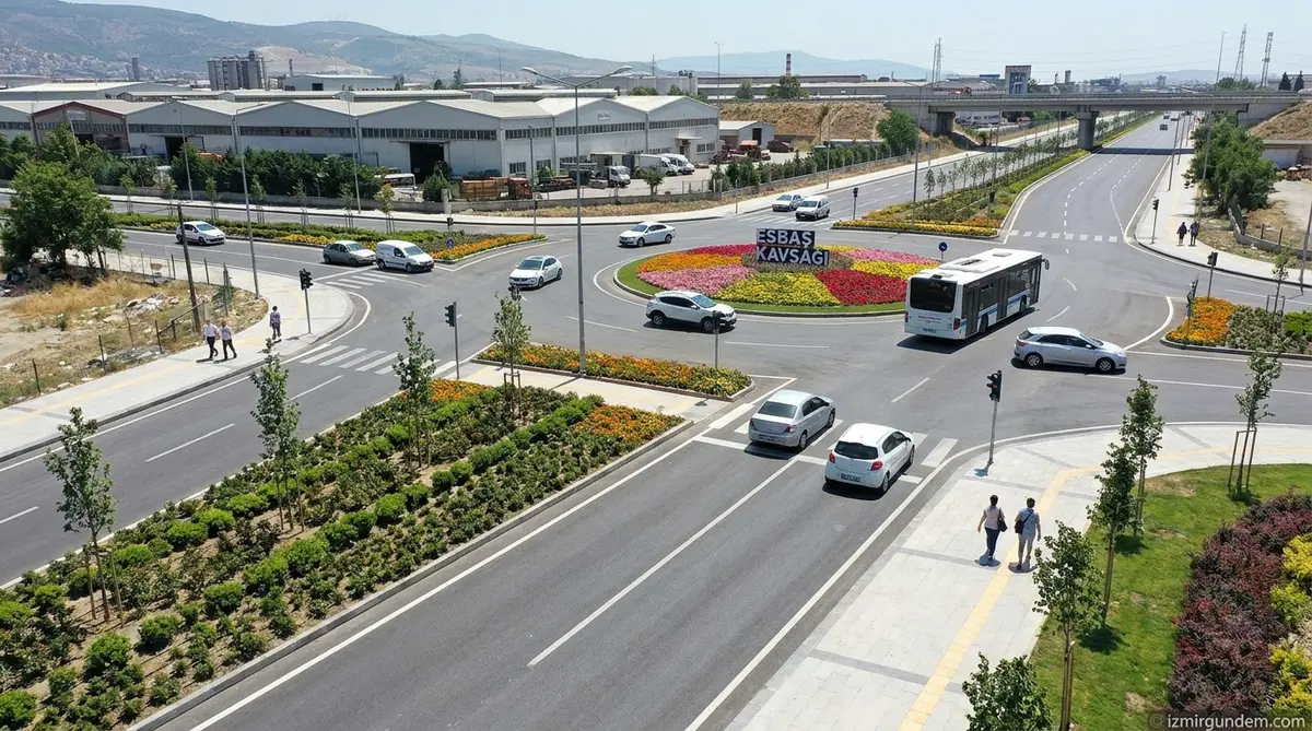 ESBAŞ Kavşağı Yenilendi: 4 Bin Bitkiyle Yeni Görünüm