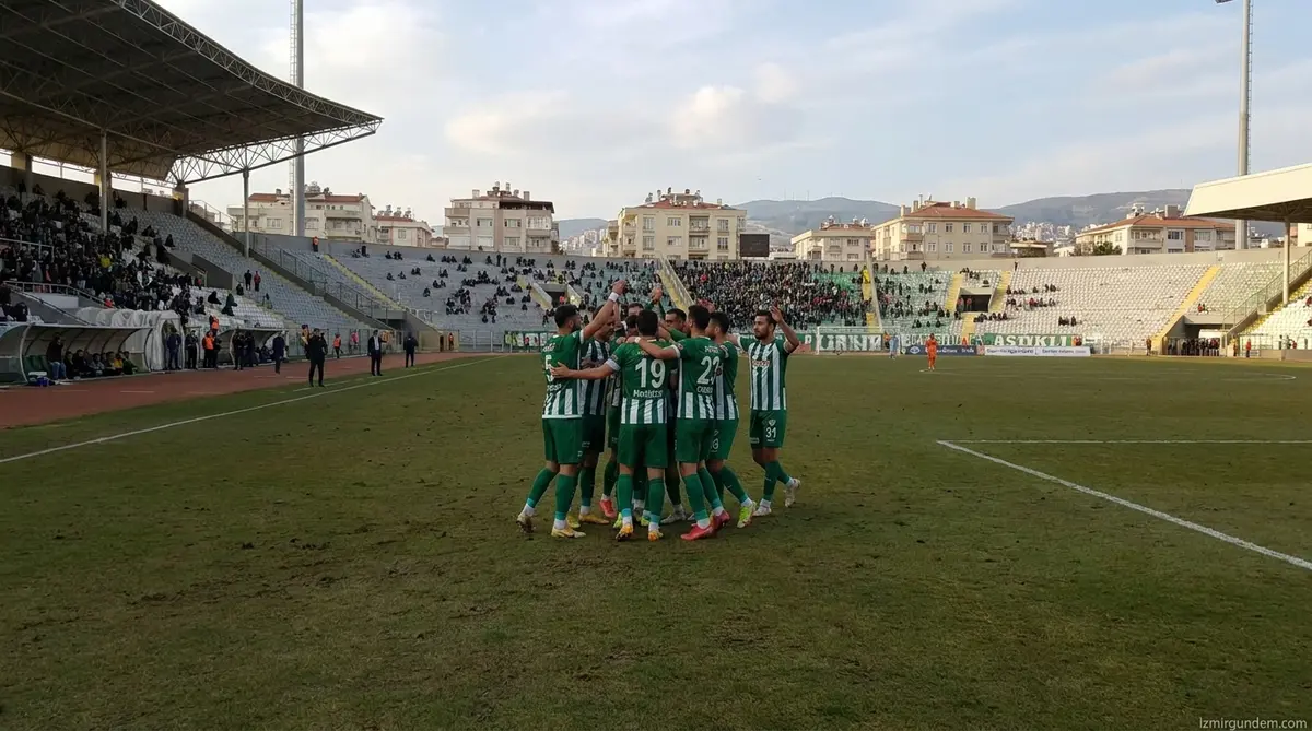 Gaziemirspor Karşıyaka Derbisini Kazandı Çıkışını Sürdürdü