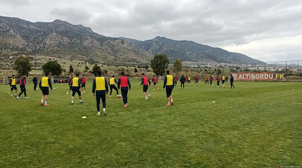 Göztepe Sol Beke İrlandalı Takviye: Corrie Ndaba Gündemde