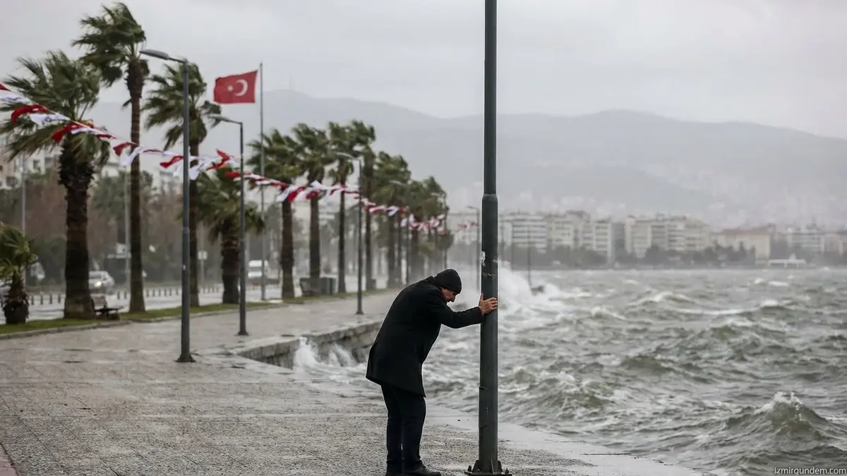 İzmir'de Kuvvetli Rüzgar Uyarısı