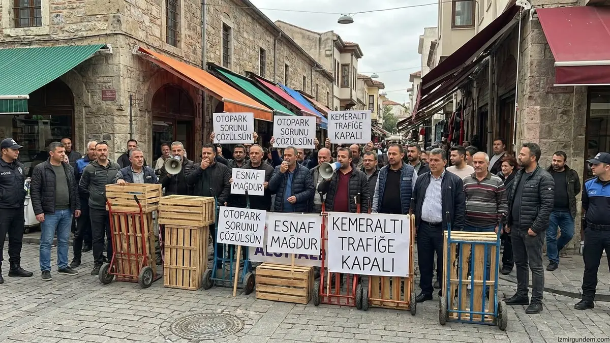 Kemeraltı'nda Otopark Eylemi: Esnaf Yolu Kapattı