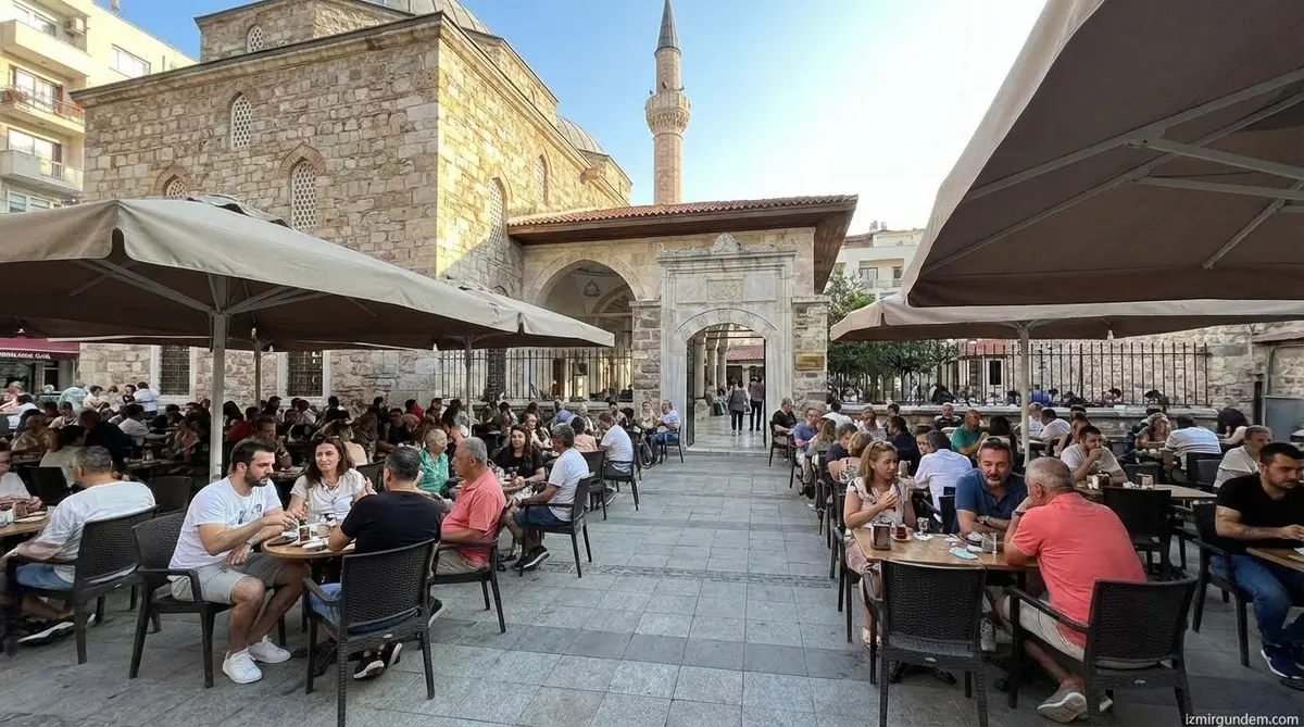 İzmir'de Cami Yanı Kafe İlgi Odağı