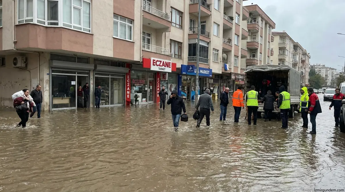 İzmir'de Sağanak: Yüzlerce Ev ve İş Yerini Su Bastı