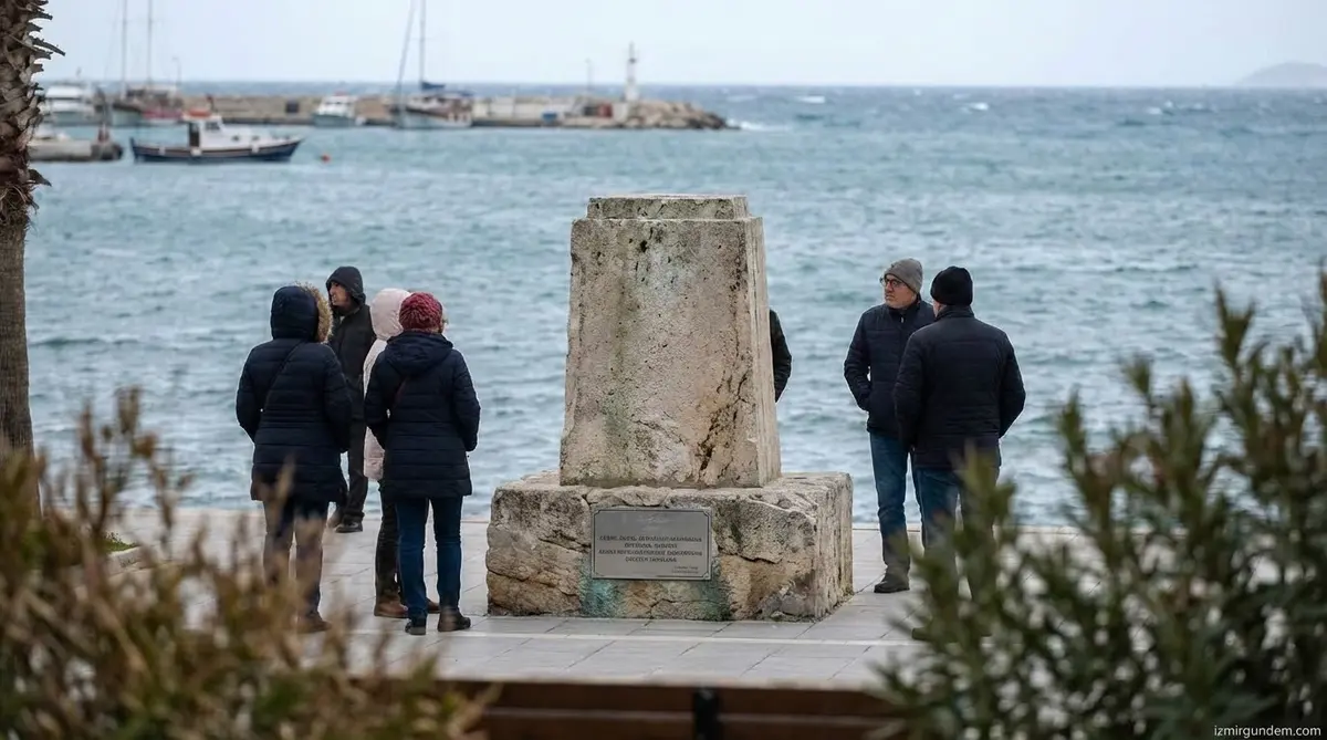 Çeşme'de 'Kayıp Göçmen' Heykeli Kayboldu