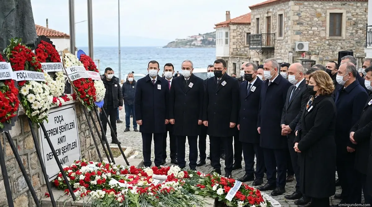 Foça'da Deprem Şehitleri Anıldı