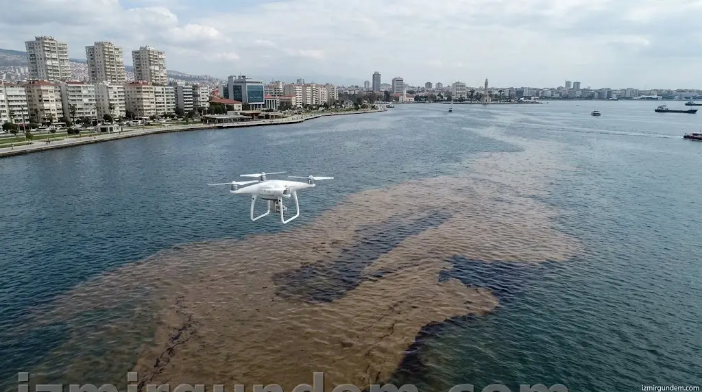 İzmir Körfezi'nde 12. İhanet: Karşıyaka Açıklarında Dronlar Kirliliği...