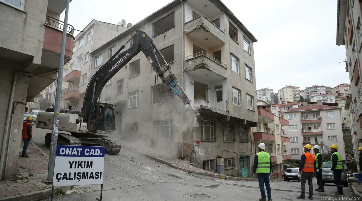 İzmir Onat Tüneli Hattında Riskli Yapılar Yıkılıyor