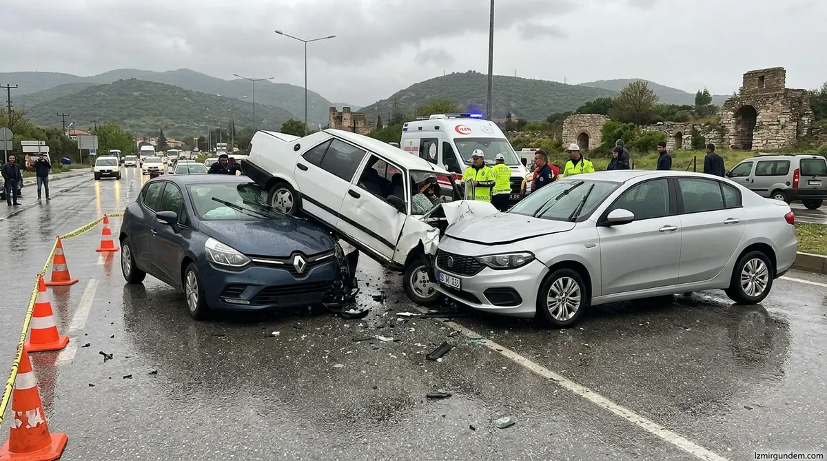 İzmir Selçuk'ta Yağmur Kazası: 3 Araç Birbirine Girdi Araçlar Hurdaya Döndü