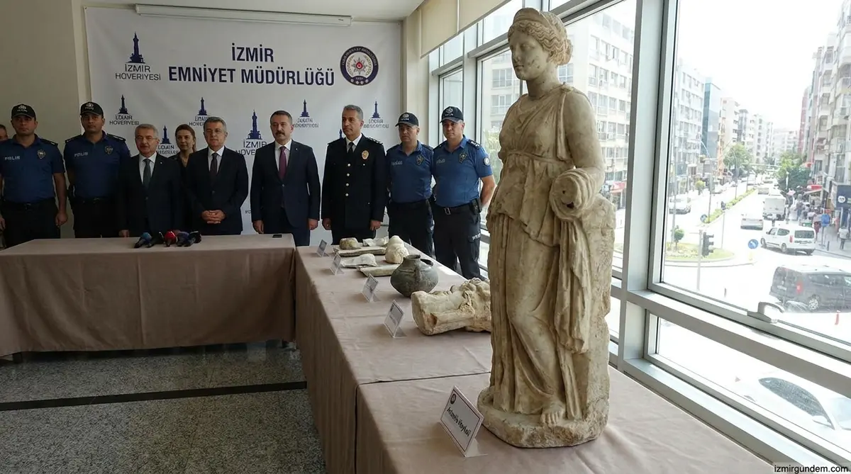 İzmir'de 5 İlçeye Kaçakçılık Baskını: Artemis Heykeli Bulundu