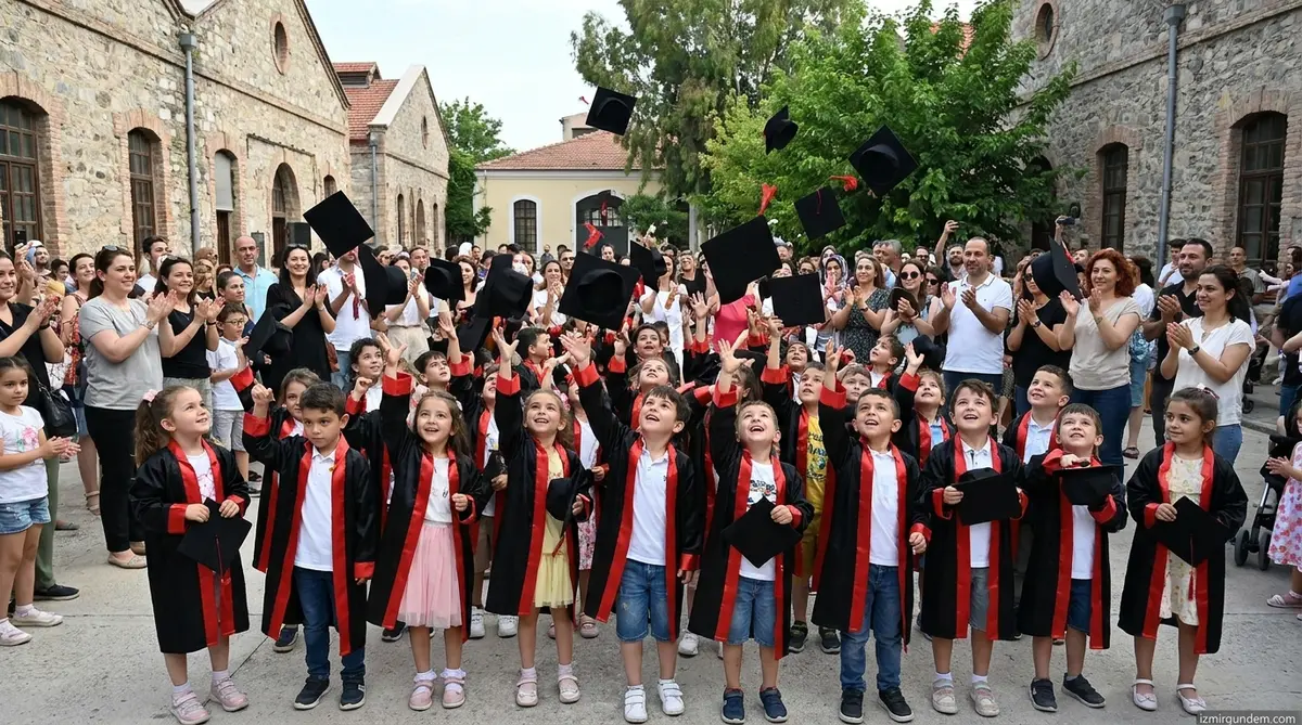 İzmir'de Minikler Kep Attı: Havagazı'nda Dev Şenlik