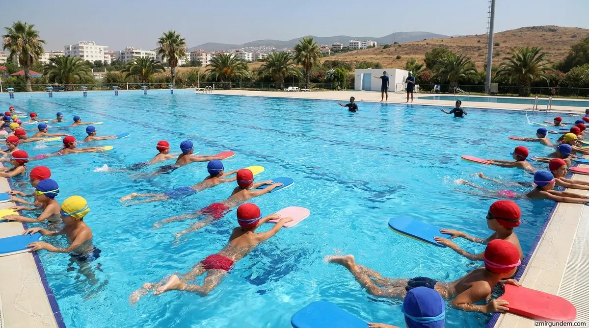 İzmir'de Yaz Spor Okullarına Yoğun İlgi: 3 Bin Çocuk Yüzme Öğreniyor