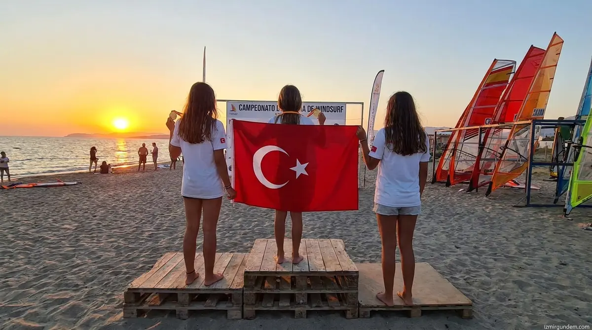 İzmirli Windsurfçüler İspanya'da Dünyayı Dize Getirdi