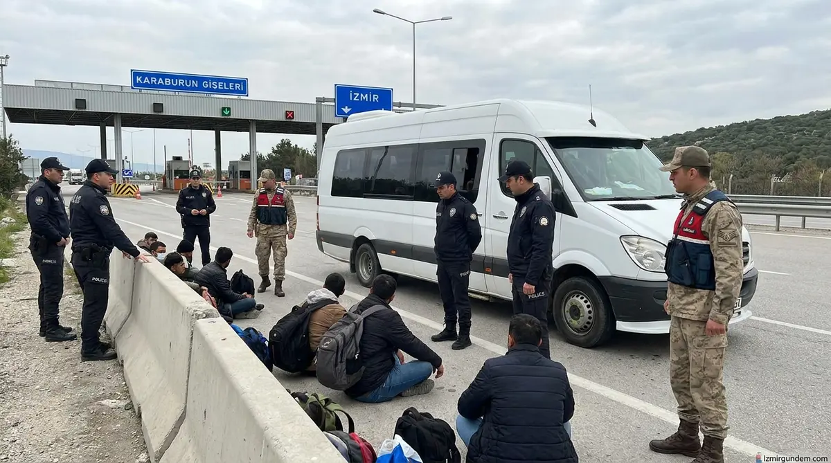 Karaburun Gişelerinde Minibüs Operasyonu: 16 Göçmen Yakalandı