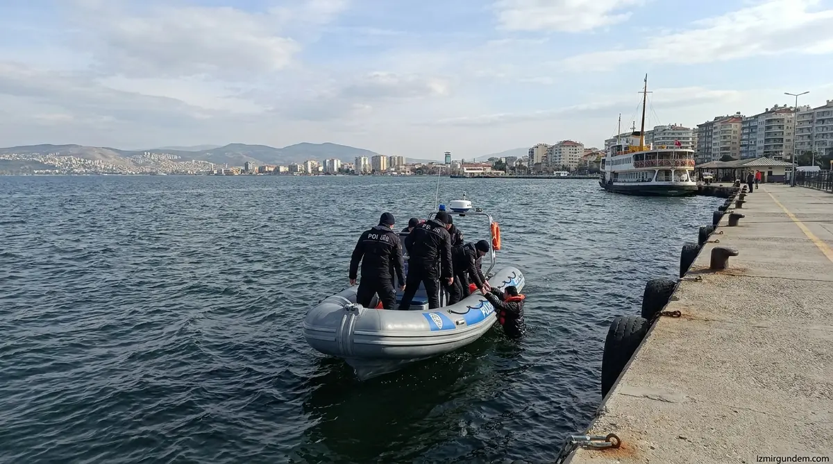 Karşıyaka İskelesi'nde Can Pazarı: Denize Düşen Genci Polis Kurtardı