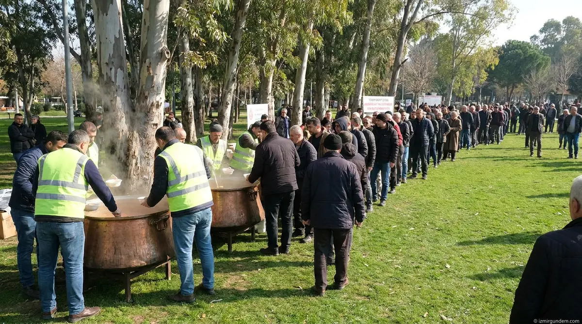 Karşıyaka'da 3 Bin Kişilik Aşure Sofrası Kuruldu