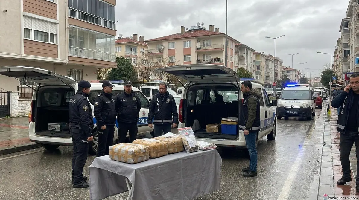 Karşıyaka'da Dev Uyuşturucu Operasyonu: 80 Kilo Skunk Ele Geçirildi