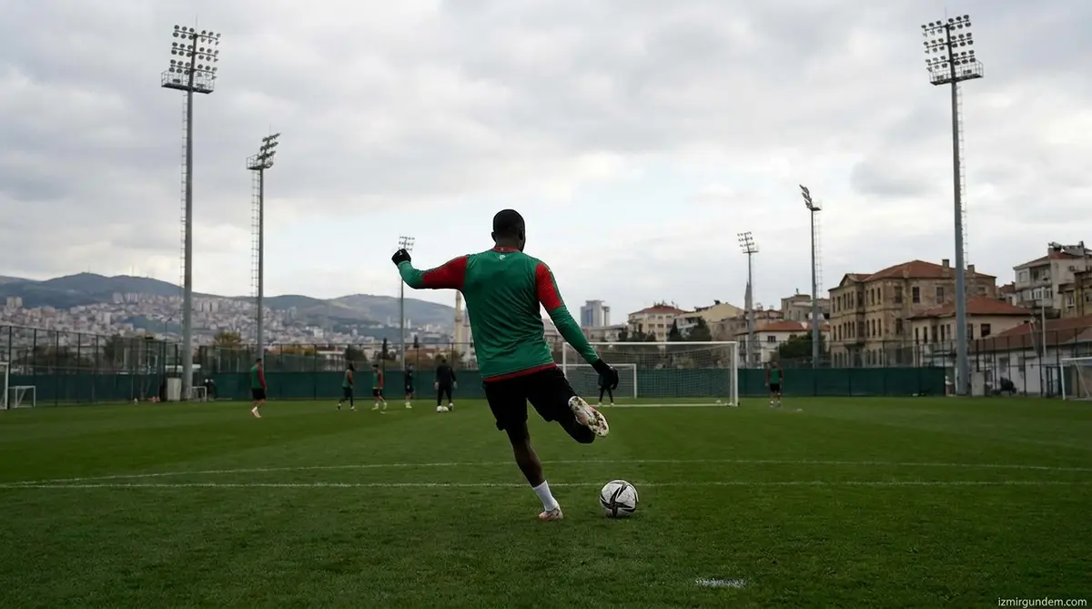 Karşıyaka'da Ömer Faruk Sezgin İmzaya Çok Yakın