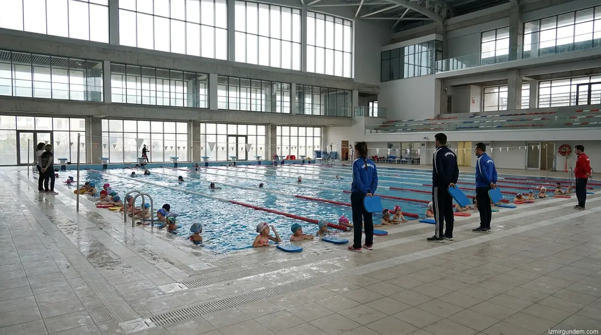 Karşıyaka'nın Tek Kapalı Havuzunda Yaz Sezonu Başladı