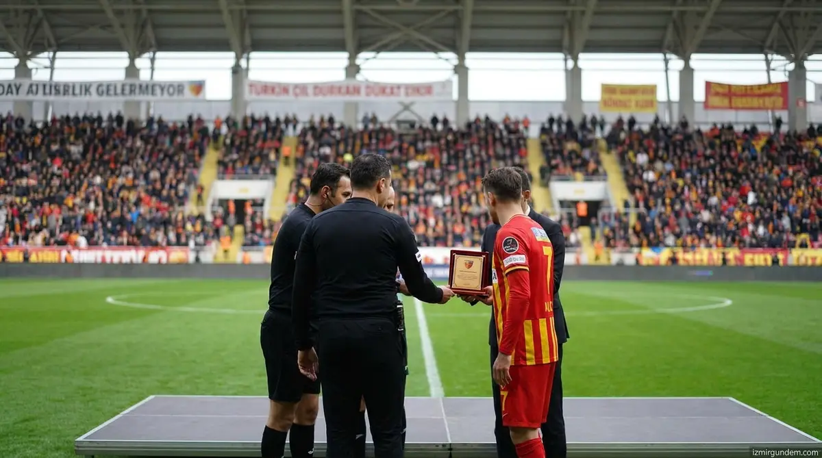Kasapoğlu'ndan İsmail Köybaşı'na Gürsel Aksel'de Veda Plaketi