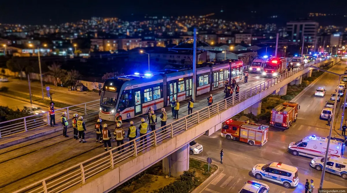 Konak Tramvayı Halkapınar Viyadüğü'nde Gece Tatbikatı Yapıldı