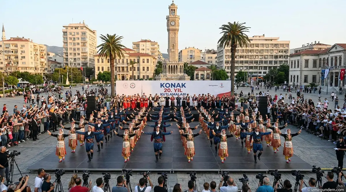 Konak'ta 400 Dansçı 20. Yıl İçin Sahne Aldı