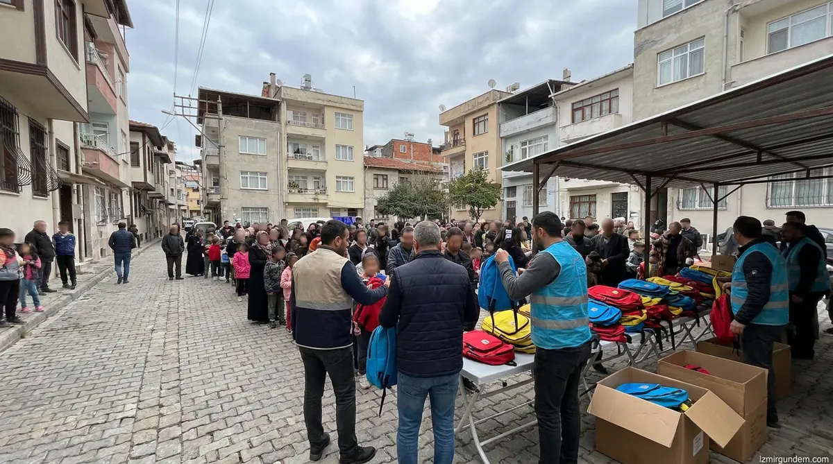 Konak'ta Öğrencilere Çanta ve Kırtasiye Desteği Başladı