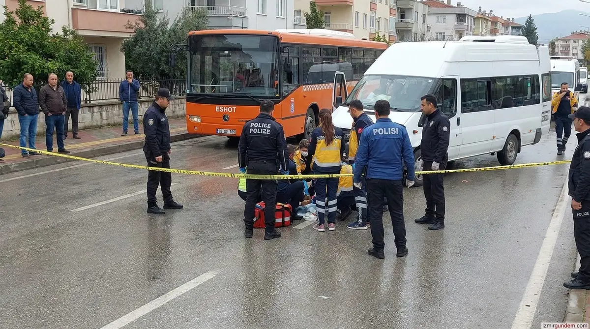 Menderes'te Minibüs ESHOT Yolcularına Çarptı: 2 Ölü, 2 Yaralı