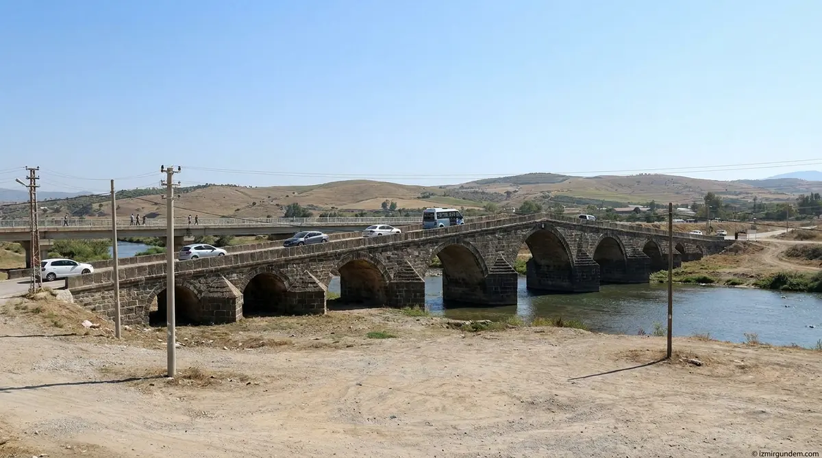 Menemen'deki 90 Yıllık Tarihi Gediz Köprüsü Trafiğe Açıldı