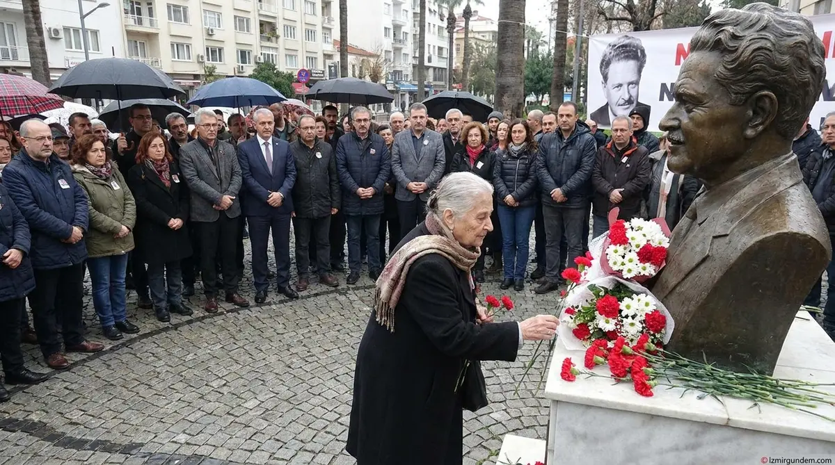Nazım Hikmet Karşıyaka'da Karanfillerle Anıldı