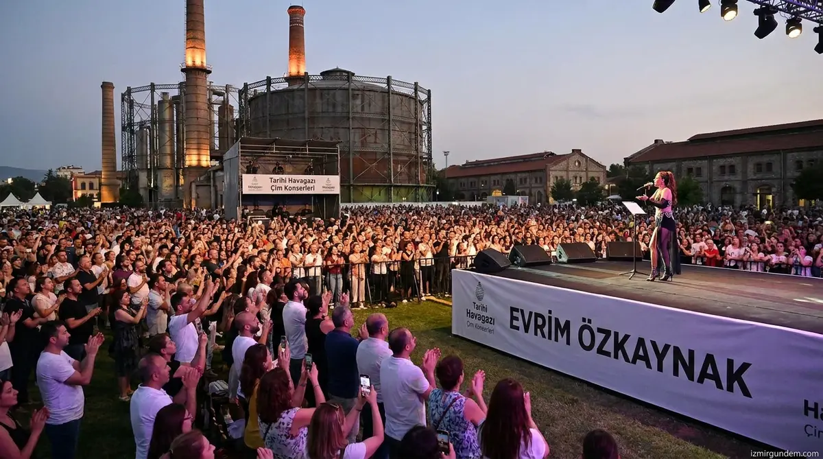 Tarihi Havagazı’nda Evrim Özkaynak Rüzgarı: Çim Konserleri Sürüyor