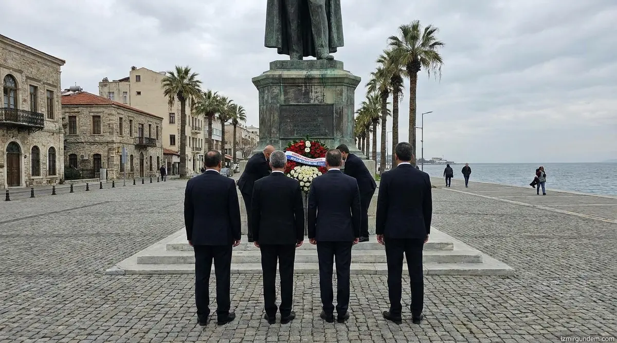 Utku Gümrükçü Cumhuriyet Meydanı'nda CHP İzmir Yönetimini Tanıttı