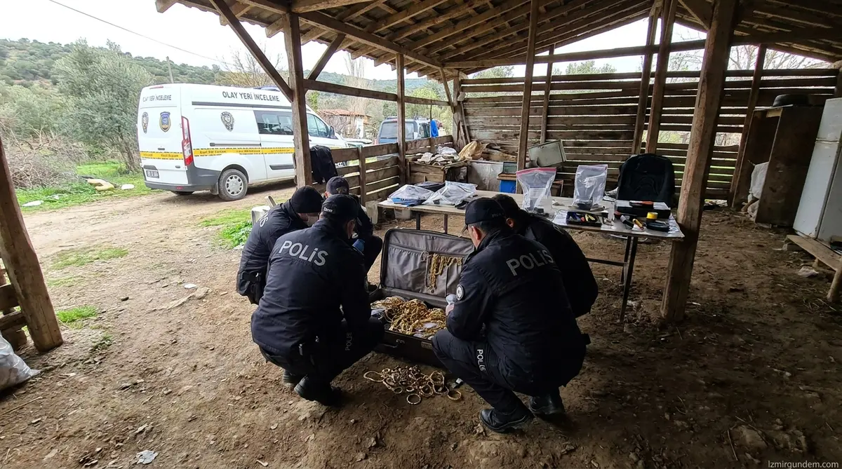 Vanlı Kara Haydar'ın Odunluğa Sakladığı Altınlar Valizden Çıktı