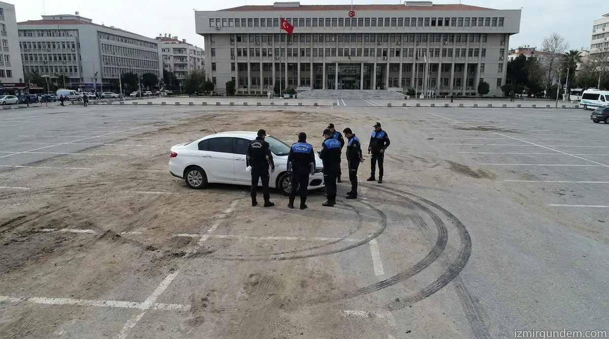 Çiğli Belediye Başkanı Onur Emrah Yıldız'ın aracına silahlı saldırı